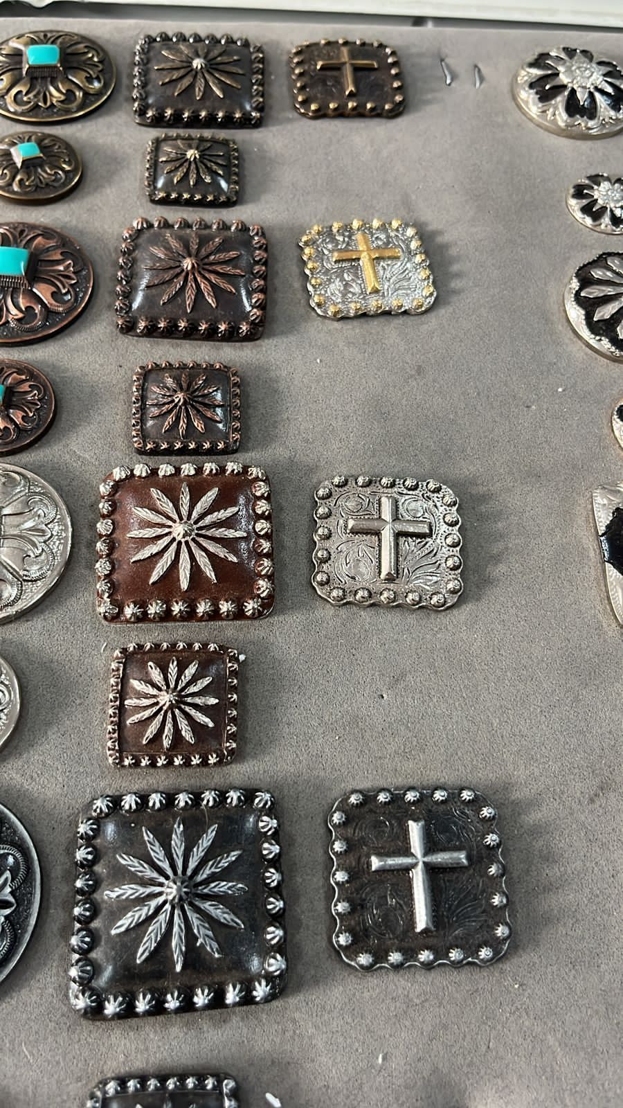 CONCHOS & BUCKLES